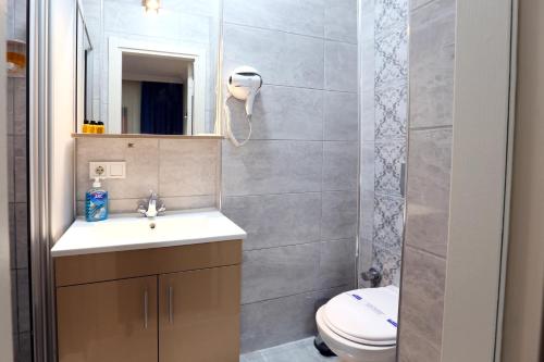 y baño con lavabo, aseo y espejo. en Taksim ABC Hotel, en Estambul