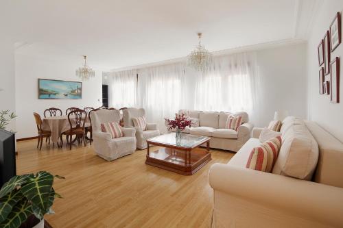 174A Amplio apartamento playa San Lorenzo by R2R Consulting