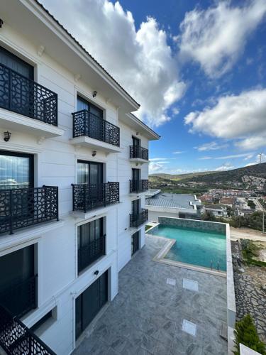uma vista a partir da varanda de um edifício com piscina em Nova Butik Hotel Çeşme em Cesme