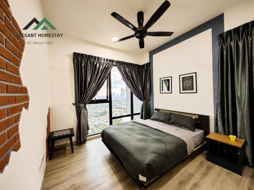 1 dormitorio con 1 cama y ventilador de techo en Mosaic Southkey Midvelly By Elegant Johor Bahru, en Johor Bahru