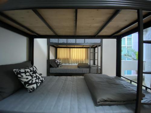 ein Schlafzimmer mit einem Bett und einem Sofa in einem Zimmer in der Unterkunft Doodle Lodge Bangkok in Bangkok