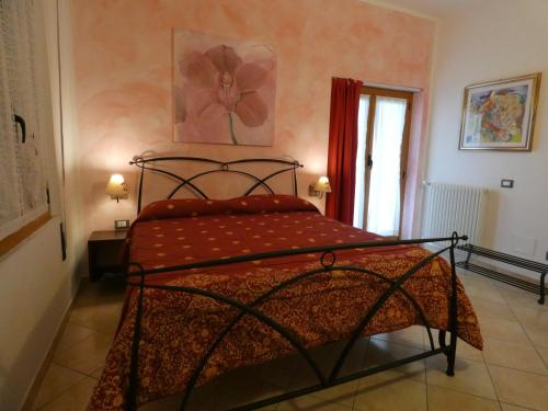 - une chambre avec un lit orné d'une fleur sur le mur dans l'établissement Guest house Il Giardino in Città, à La Spezia