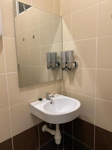 bagno con lavandino e specchio di Casa Le View a Kuah