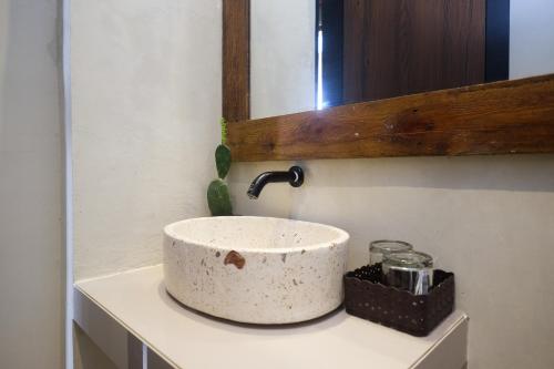 ein Waschbecken mit einem Wasserhahn auf der Theke in der Unterkunft The Lavana Valvilla in Timuran