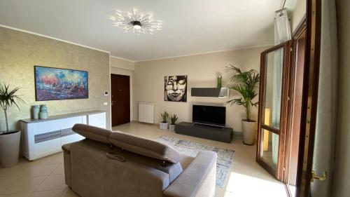 un soggiorno con divano e TV di Casa Vacanza Latona R. a Casteldaccia