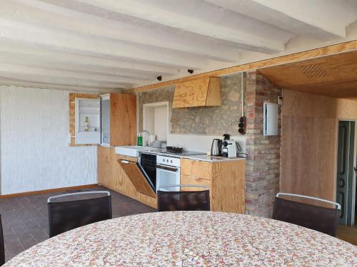 eine Küche mit einem Tisch und Stühlen im Zimmer in der Unterkunft Les Cases del Moliner in Corbíns
