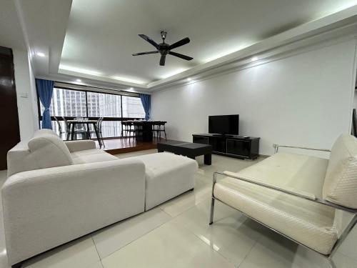 sala de estar con muebles blancos y ventilador de techo en Fahrenheit 88 Bukit Bintang By Manhattan Group, en Kuala Lumpur