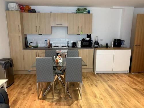 uma cozinha com mesa e cadeiras num quarto em Large Private Flat in City Centre Leeds em Leeds
