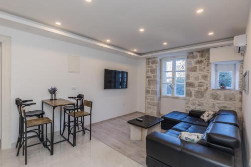 A 2 - spacious apt on seafront with the sea view