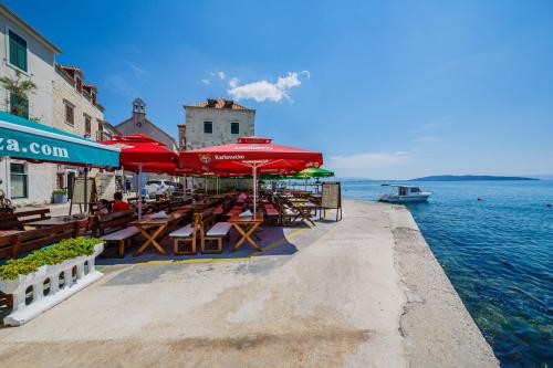 A 2 - spacious apt on seafront with the sea view
