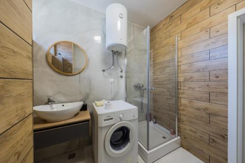 A 2 - spacious apt on seafront with the sea view