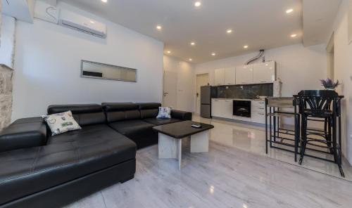 A 2 - spacious apt on seafront with the sea view