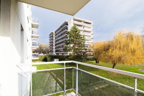 balkon z widokiem na budynek w obiekcie The Green Home - Quiet and Fully Equipped High-End Studio with parking w mieście Courcouronnes
