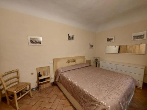 ein Schlafzimmer mit einem Bett und einem Stuhl darin in der Unterkunft Laura Apartment in the heart of Florence in Florenz