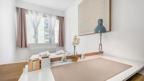 um quarto branco com uma cama e uma janela em HOMEY GOLD - Hyper centre/Proche Tram/Wifi gratuit em Annemasse