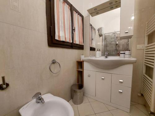 ein Badezimmer mit einem Waschbecken, einem WC und einem Spiegel in der Unterkunft Laura Apartment in the heart of Florence in Florenz