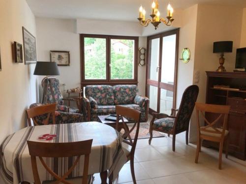 un salon avec une table et des chaises dans l'établissement Studio Calme à 5min de l'Océan - Parking et Balcon Aménagé - FR-1-4-521, à Saint-Jean-de-Luz