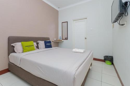 Katil atau katil-katil dalam bilik di Urbanview Hotel Syariah Near Gelora Delta Sidoarjo