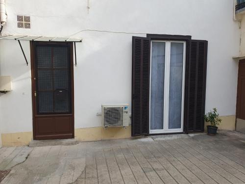 - un bâtiment blanc avec une porte et une fenêtre dans l'établissement CENTRE VILLE, à Menton