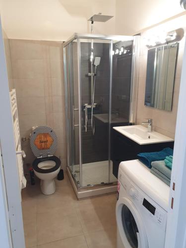 une salle de bain avec une douche, des toilettes et un lavabo dans l'établissement CENTRE VILLE, à Menton