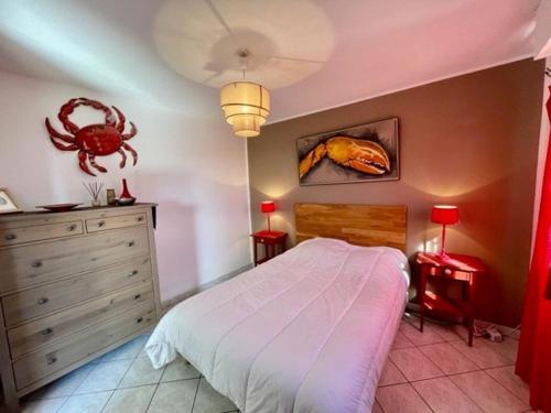 1 dormitorio con 1 cama, vestidor y una araña en la pared en Appartement Quiberon, 2 pièces, 2 personnes - FR-1-478-64, en Quiberon
