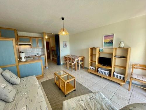 un salon avec un canapé et une cuisine dans l'établissement Studio charmant 30m² à Quiberon, proche plage, quartier calme, 4 pers, bien équipé - FR-1-478-104, à Quiberon