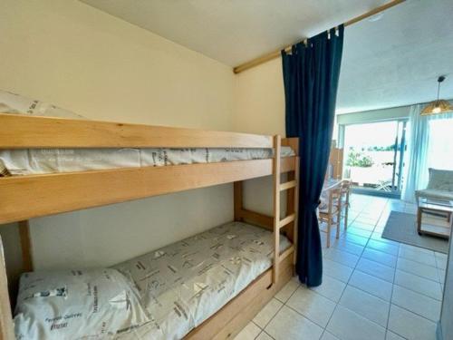 Cet appartement comprend une chambre avec deux lits superposés et un salon. dans l'établissement Studio charmant 30m² à Quiberon, proche plage, quartier calme, 4 pers, bien équipé - FR-1-478-104, à Quiberon