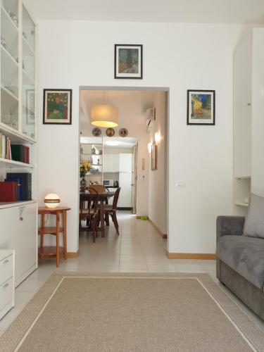 een woonkamer met een bank en een tafel bij Casetta Donatello in Marina di Pietrasanta