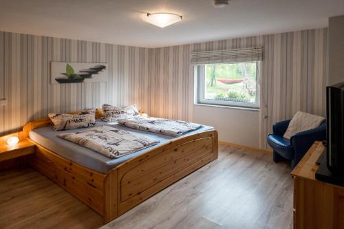 um pequeno quarto com uma cama e uma janela em Weinquartier Kalter Hügel em Naumburg