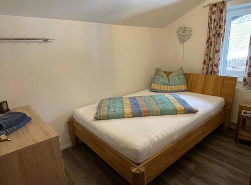 een kleine slaapkamer met een bed met een kussen erop bij Landhaus Aufinger in Bad Häring