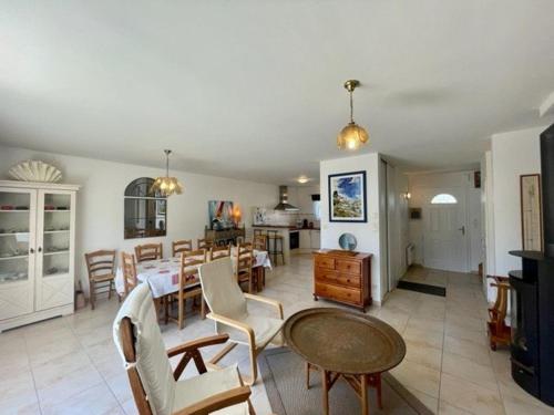 un salon avec une table et une salle à manger dans l'établissement Maison moderne à Quiberon - 8 pers, plage près, quartier calme, jardin sud, animaux acceptés - FR-1-478-172, à Quiberon