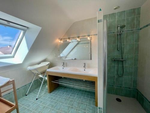 une salle de bain avec un lavabo et une douche dans l'établissement Maison moderne à Quiberon - 8 pers, plage près, quartier calme, jardin sud, animaux acceptés - FR-1-478-172, à Quiberon