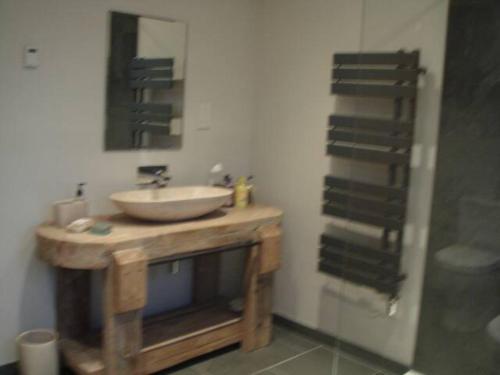 een badkamer met een wastafel en een spiegel bij Farriers Fold in Grange Over Sands
