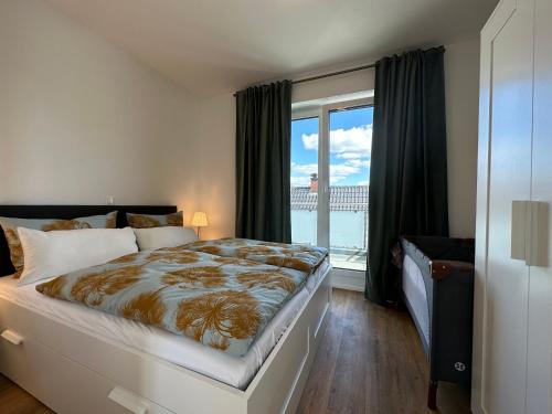 1 dormitorio con cama y ventana grande en Moin Moin, en Wildeshausen
