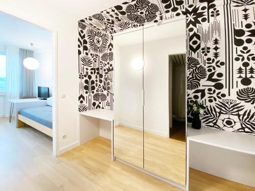 a room with a glass partition and a bedroom at Stadthotel Hollabrunn in Hollabrunn