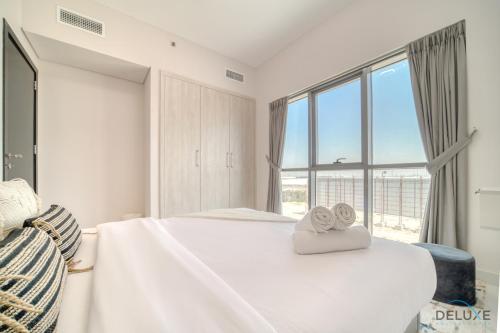 Postel nebo postele na pokoji v ubytování Classic 1BR at MAG 510 Dubai South by Deluxe Holiday Homes