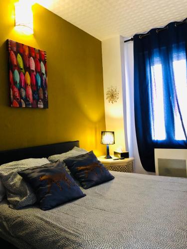 une chambre avec un lit avec deux oreillers dessus dans l'établissement Cosy en plein cœur du Touquet, à Le Touquet-Paris-Plage