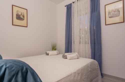 プーラにあるApartment Fiorellaのベッドルーム1室(ベッド1台、タオル2枚付)