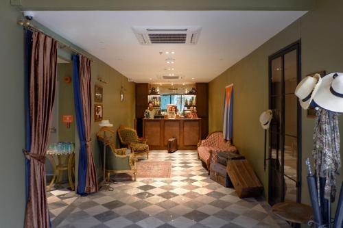 un soggiorno con divano e sedie di The Quba Boutique Hotel Pattaya by Compass Hospitality a Centro di Pattaya