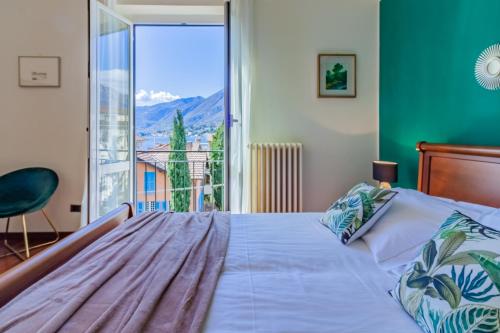 una camera con un letto e una grande finestra di Casa Ester by Wonderful Italy a Bellagio