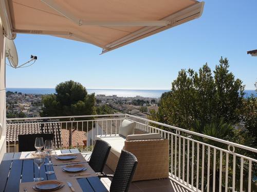 a patio with a table and chairs on a balcony at Precioso apartamento con vista al mar in Calafell
