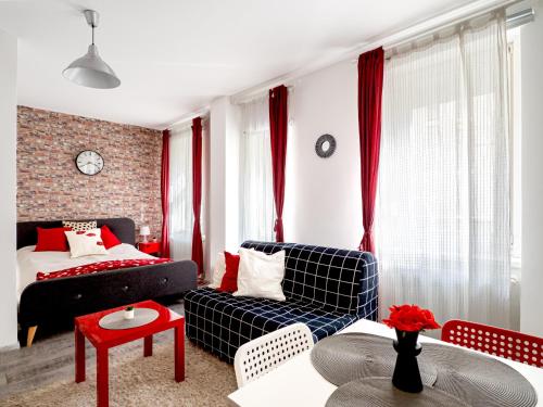 un soggiorno con divano e letto di Colors Apartment a Budapest