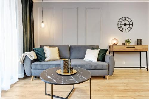 sala de estar con sofá y mesa en Angielska Grobla Apartinfo Apartments en Gdansk