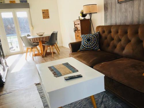 un salon avec un canapé et une table dans l'établissement Cosy en plein cœur du Touquet, à Le Touquet-Paris-Plage