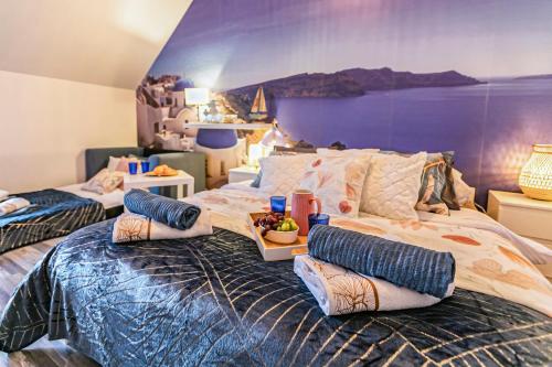 ein Schlafzimmer mit 2 Betten mit Kissen darauf in der Unterkunft Villa Santorini in Konarzyny