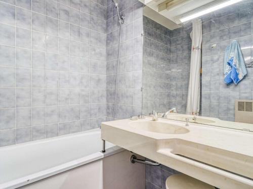 a bathroom with a sink and a bath tub at Appartement Hendaye, 1 pièce, 3 personnes - FR-1-2-392 in Hendaye