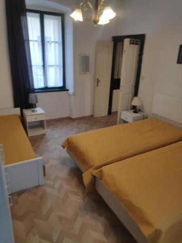 1 dormitorio con 2 camas y ventana en Apartment Poluotok, en Zadar