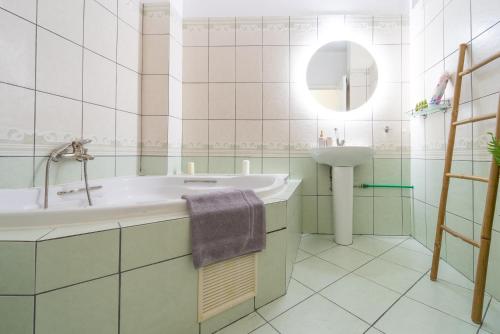 uma casa de banho branca com uma banheira e um lavatório em Stay Fly em Kavala