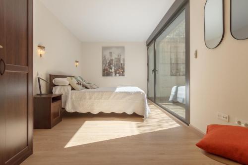1 dormitorio con 1 cama y puerta corredera de cristal en Beautiful house 15 min away from Bilbao, en Llodio