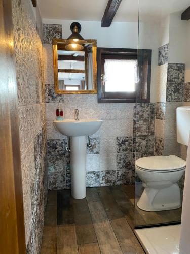 uma casa de banho com um lavatório e um WC em Lakeview Apartments Ohrid em Ohrid